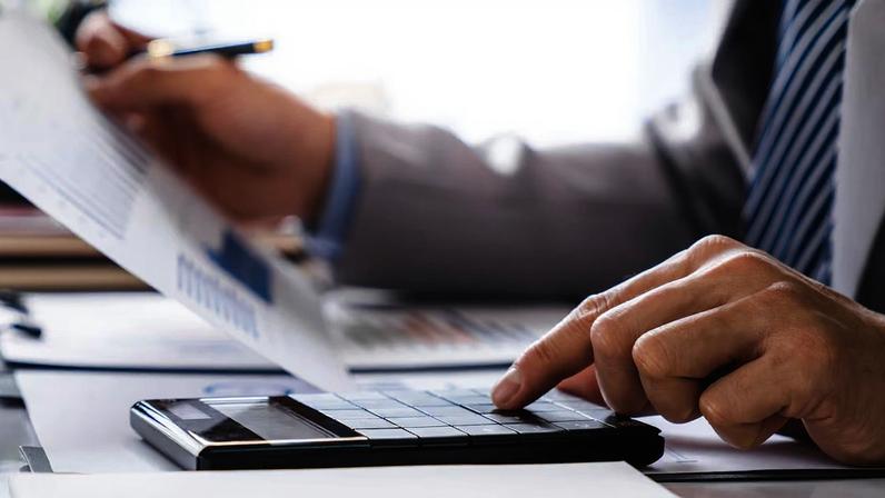 No programa ‘Não vou passar raiva sozinha’ desta semana, a Duquesa de Tax explica qual a diferença entre imposto, taxa, tarifa, encargos e preço