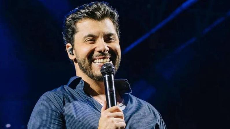 Murilo Huff posa com filho em show em Goiás