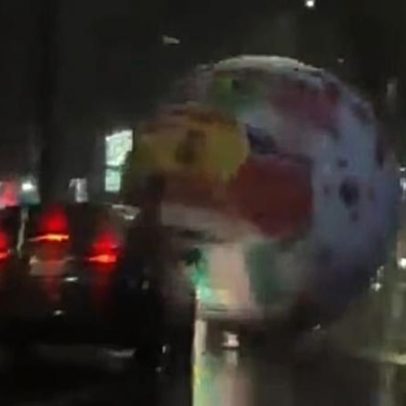 Bola gigante arrastada por tempestade invade ruas de El Salvador