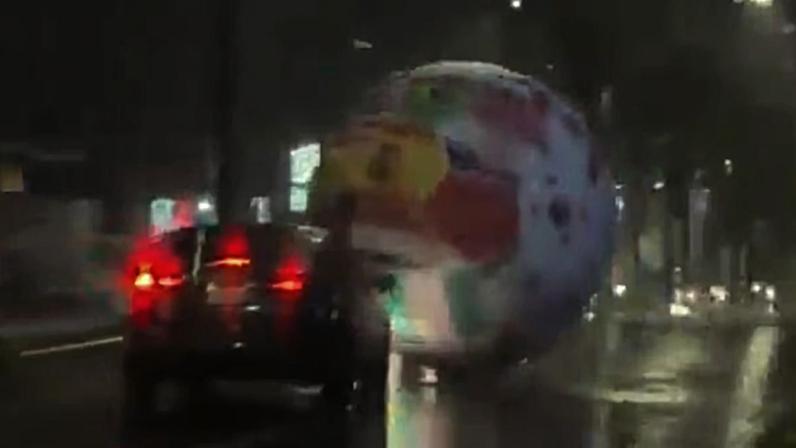 Bola estava decorada com bandeiras de diversos países, incluindo o Brasil