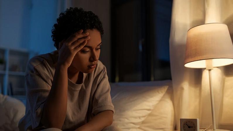 Alterações hormonais afetam a temperatura corporal, a melatonina e o cortisol, tornando os despertares noturnos uma das queixas mais frequentes e incômodas do climatério