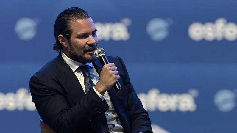 Daniel Vorcaro bancou luxo e viagens a políticos, aponta PF. (Foto: Reprodução/Youtube Esfera Brasil)