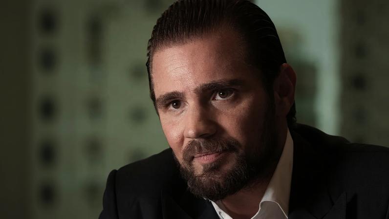 Foto colorida de rosto de homem pardo, com barba. Ele usa um blazer preto - Metrópoles
