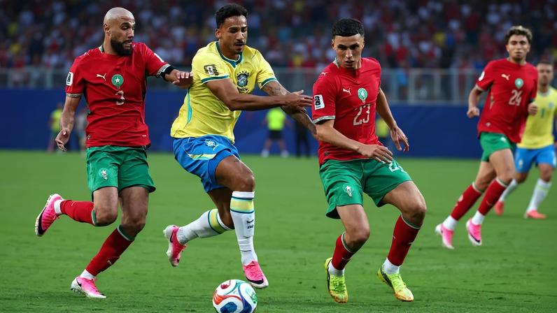 Danilo em Brasil x Marrocos (Foto: TIMOTHY A. CLARY / AFP)