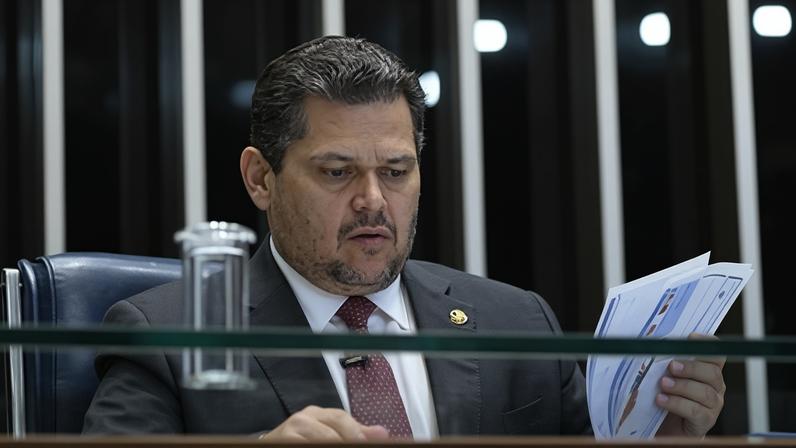 Alcolumbre adia sessão do Congresso por 15 dias para votar vetos