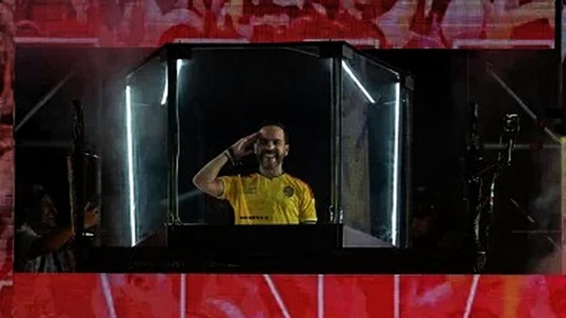 Abelardo de la Espriella saúda seus apoiadores após vencer a contagem preliminar das eleições presidenciais da Colômbia