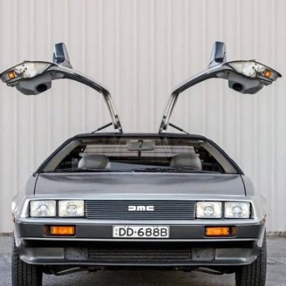DeLorean, carro de aço inoxidável, vira a máquina do tempo do cinema