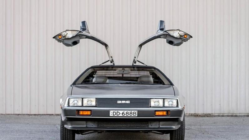 Carro esportivo com portas asa de gaivota e carroceria metálica imortalizado nas telas de cinema – Créditos: depositphotos.com / OlegMiribo