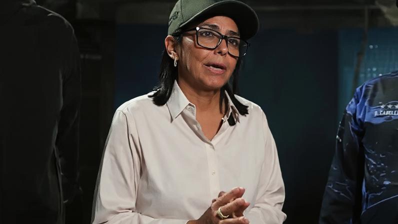 A presidente da Venezuela, Delcy Rodríguez, visita centro de apoio às vítimas do terremoto em La Guaira