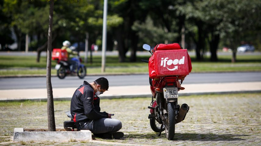 A medida visa a facilitar o financiamento de motocicletas, motonetas e ciclomotores para entregadores de aplicativos; na imagem, um entregador mexe no telefone celular