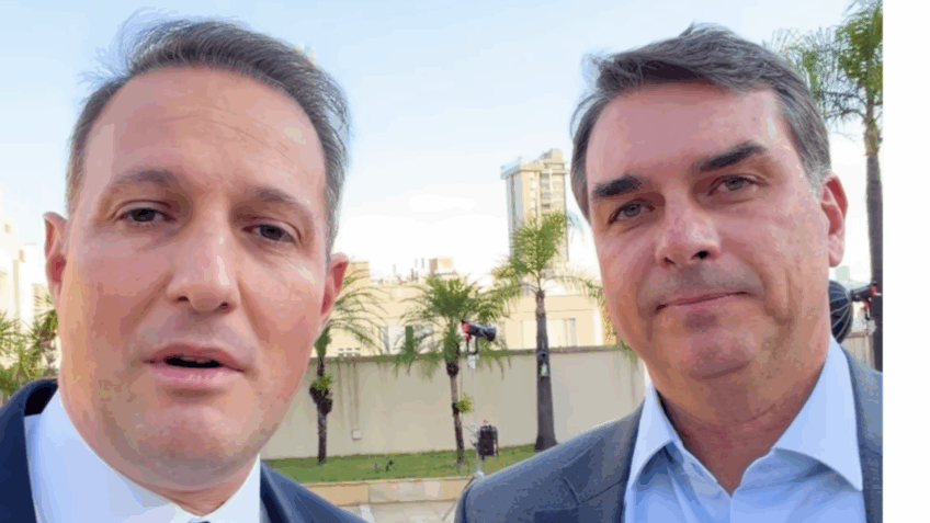 No vídeo, os 2 defenderam o fortalecimento das forças policiais; na imagem, Guilherme Derrite (esq.) e Flávio Bolsonaro (dir.)
