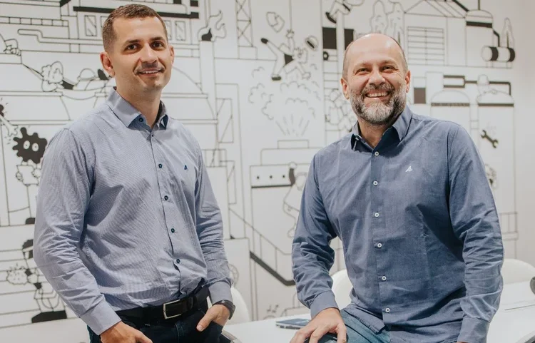 Alessandro Salvador, diretor comercial, e André Oliveira, diretor técnico da Aplus: os fundadores que transformaram projetos de usinas em uma aposta em inteligência artificial (Aplus/Divulgação)