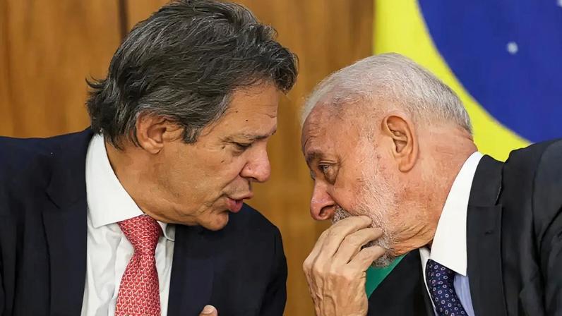 Lula e o ministro da Fazenda, Fernando Haddad: governo celebra recordes de arrecadação enquanto cresce o debate sobre o peso do Estado na economia (Foto: Marcelo Camargo/Agência Brasil)