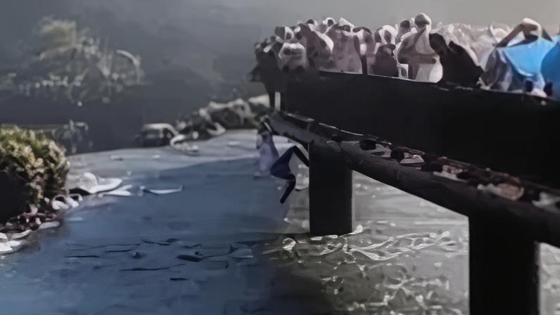 homem aparece tentando voltar à passarela depois de acessar uma área próximo a cachoeira