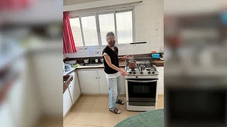 Ela havia sido entregue à família em 1977, pelo próprio pai, sob a promessa de melhora de vida