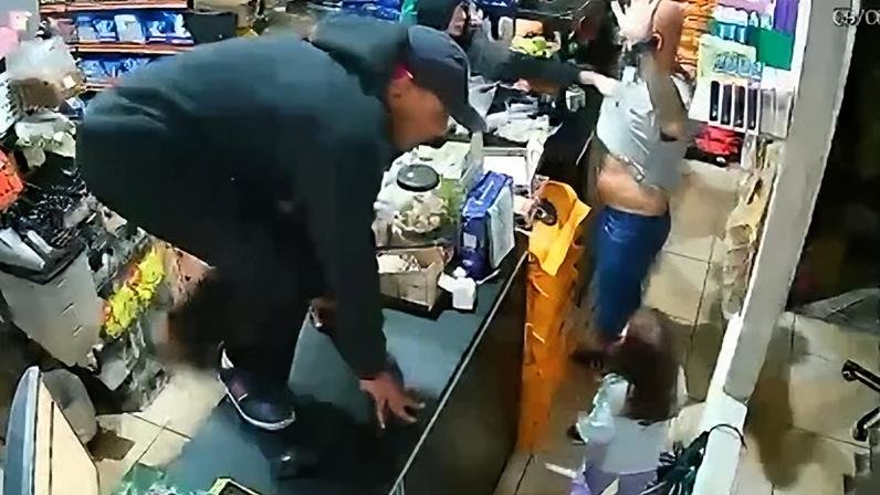 "Estou com minha filha", diz homem durante assalto em loja de rações em SP