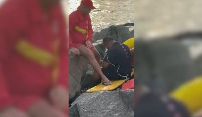 Boliviano fica preso em rochas ao tentar salvar documentos na praia de SP