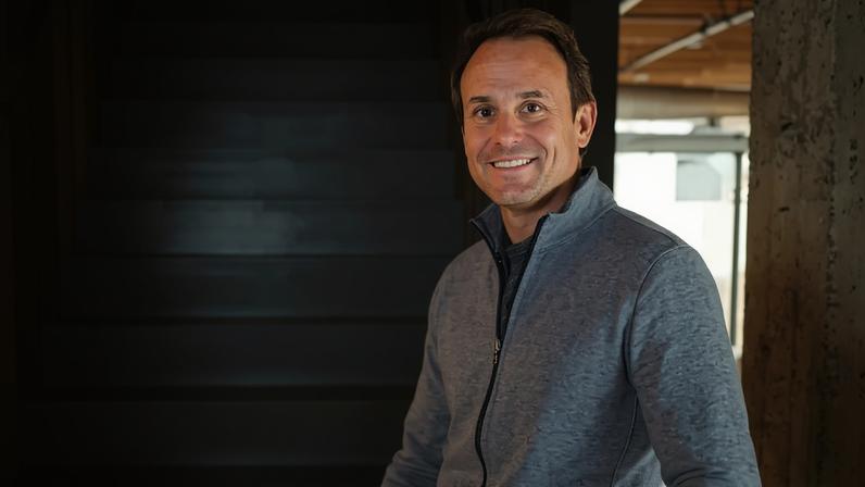 Jason Lemkin, fundador da SaaStr: para o investidor, as startups mais competitivas exigem equipes pequenas, trabalho presencial e jornadas intensas. (Jason Lemkin/Divulgação)