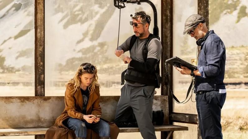 Millie Alcock, um cinegrafista e Craig Gillespie nos bastidores de 'Supergirl' (Warner/Divulgação)