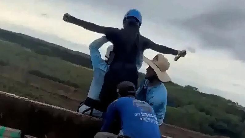 Cena chocante: mulher é lançada sem cordas em salto de rope jump