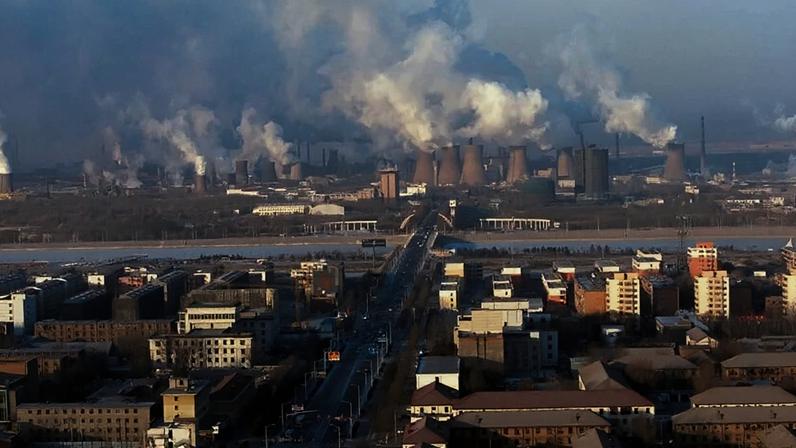 Siderúrgica Bao Steel pela manhã, em Baotou, na Mongólia Interior, China, exemplo de uma cidade cuja economia depende setor de siderurgia