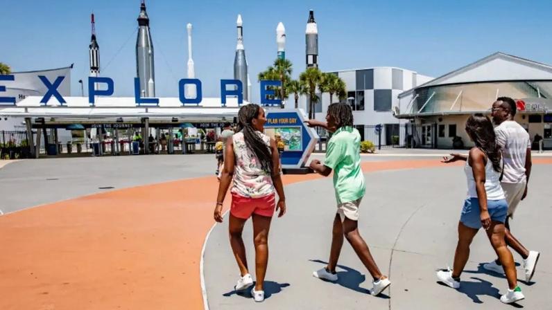 Turistas no Centro Espacial Kennedy, na Flórida: a experiência com atrações, cidades e moradores locais tem levado visitantes da Copa a descobrir os EUA para além da cobertura política (Foto: Divulgação/Kennedy Space Center Visitor Complex)