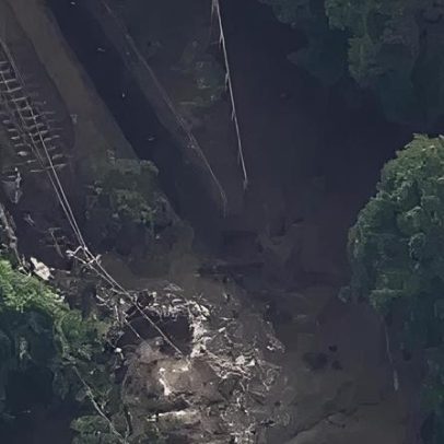 Tempestade provoca deslizamento no Japão e bloqueia linha férrea