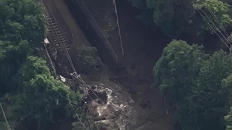 Deslizamento de terra provocado por tempestade tropical bloqueia trilhos de trem no centro do Japão