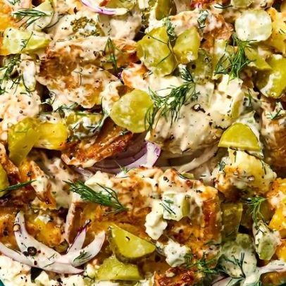 Receita de salada de batata amassada com picles de endro