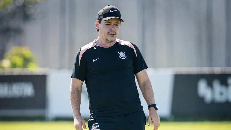 Fernando Diniz olhando para a bola durante treino no Corinthians