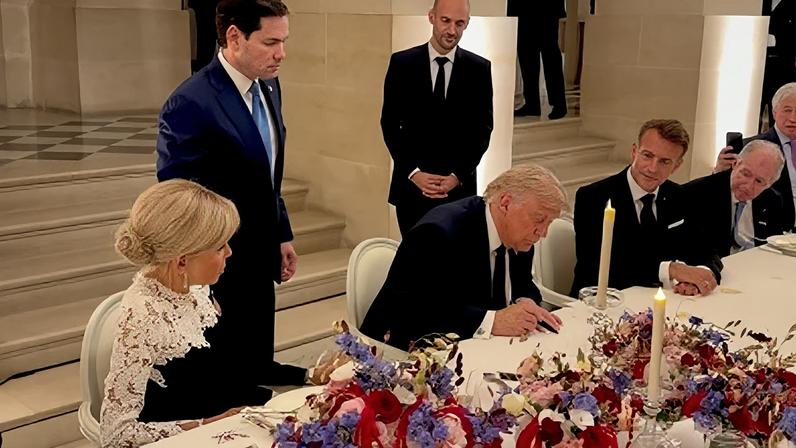 Donald Trump assina cópia impressa de acordo com o Irã