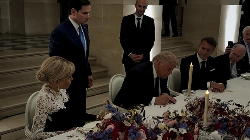 Donald Trump assina cópia impressa de acordo com o Irã