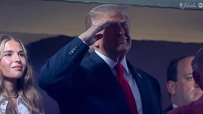 O presidente dos EUA, Donald Trump, durante execução do hino nacional norte-americano no 3º jogo das finais da NBA em Nova York, na 2ª feira (8.jun.2026)