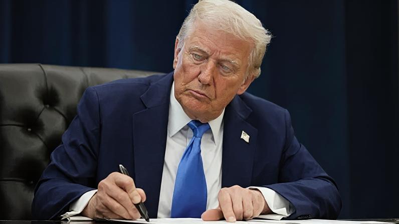 Pesidente dos EUA, Donald Trump, assina decreto no Salão Oval da Casa Branca, em Washington