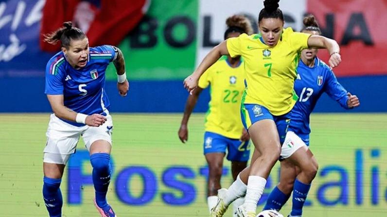 Lula sanciona lei da Copa Feminina e concede prêmio às pioneiras