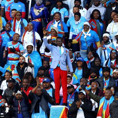 Torcedor da RD Congo fica imóvel em tributo a mártir durante jogo