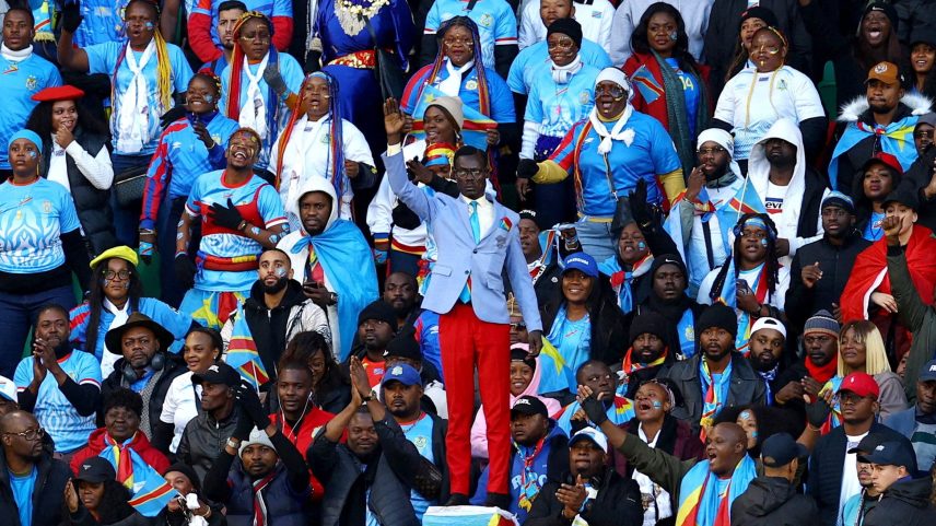 Michel Kuka Mboladinga acompanha os jogos da RD Congo em pé e com o braço erguido