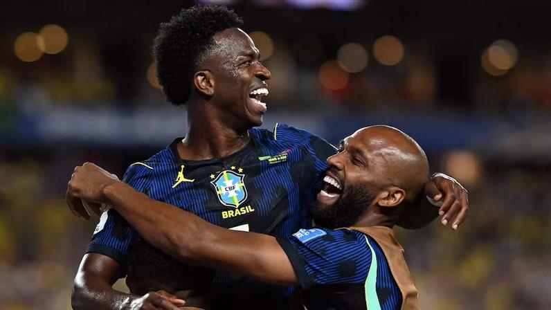 Seleção brasileira comemorando a goleada sobre o Haiti na Copa do Mundo