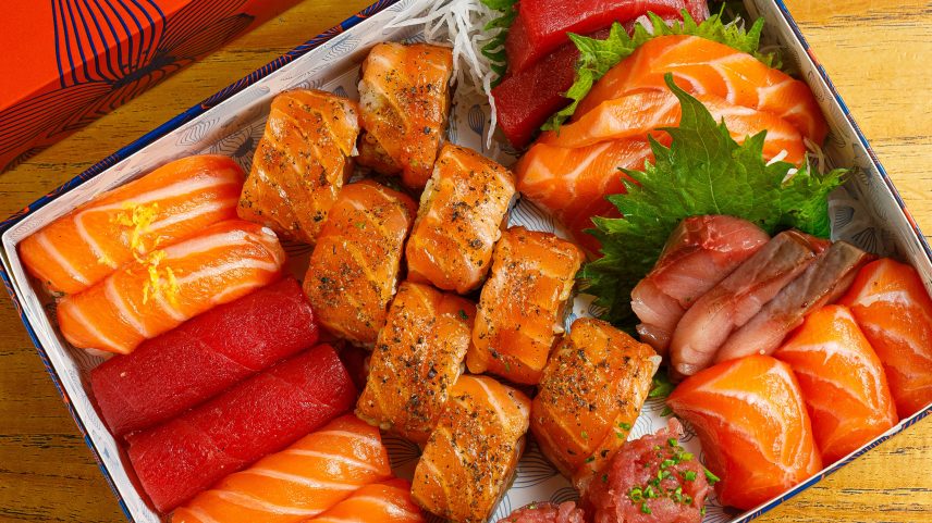 Combinado sushi e sashimi de salmão e atum do IKY Sushi