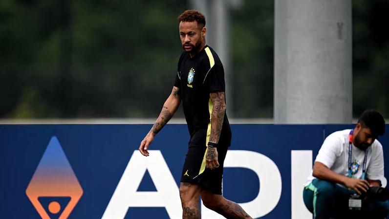 Neymar está em processo de recuperação de lesão na panturrilha e não tem previsão de retorno.