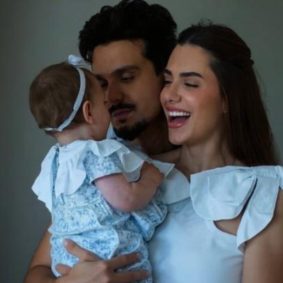 Jade mostra filha com Luan Santana escolhendo roupas; comentário 'essa não'