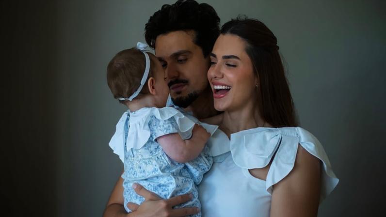 Jade mostra filha com Luan Santana escolhendo roupas; comentário 'essa não'
