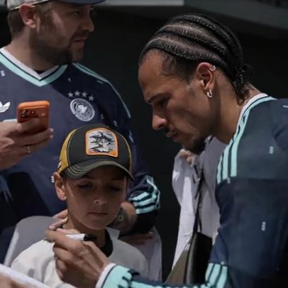 Sané e Wirtz encontram torcedores em treino aberto da Alemanha