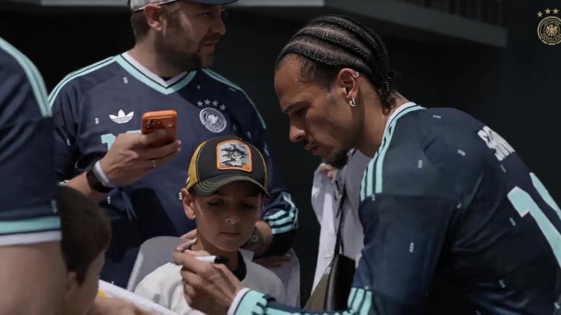 Os jogadores da seleção alemã, incluindo Leroy Sané e Florian Wirtz, estiveram com os torcedores e distribuíram autógrafos durante a preparação da Alemanha para a Copa do Mundo da FIFA 2026.
