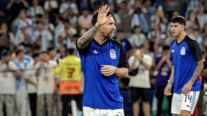 Lionel Messi se recupera às vésperas da Copa do Mundo