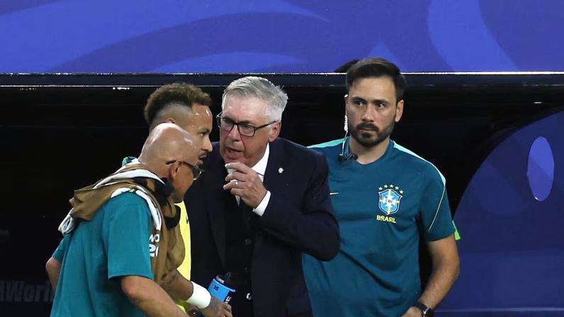 Carlo Ancelotti orienta Neymar nates mandá-lo a campo contra a Escócia.