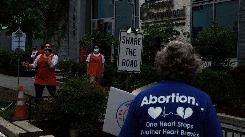 Manifestante contra o aborto protesta em frente a uma clínica da Planned Parenthood em Washington (DC), em 15 de maio de 2022.