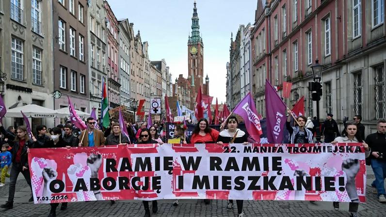 Protesto a favor do aborto em Gdansk, na Polônia, em março de 2026. (Foto: EFE/EPA/Andrzej Jackowski)
