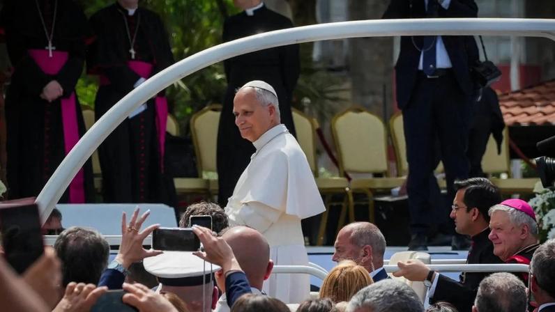 Papa Leão XIV durante visita a Acerra, na Itália, em 26 de maio. (Foto: EFE/EPA/CESARE ABBATE)