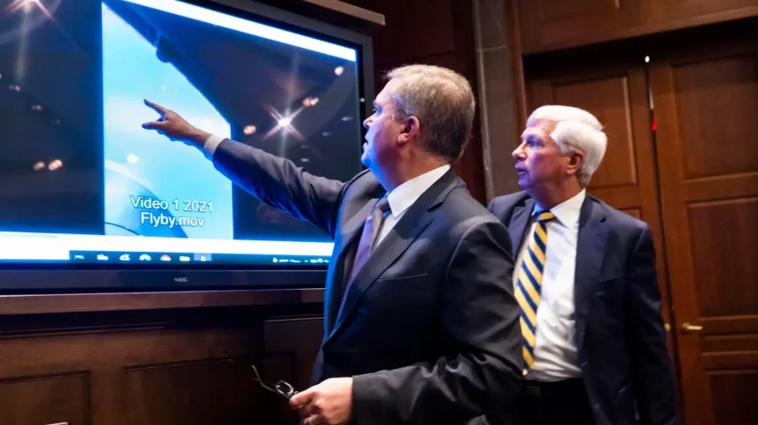 Scott Bray, da Inteligência Naval, exibe vídeo de OVNI em comissão da Câmara dos EUA em 17 de maio de 2022. (Foto: Jim Lo Scalzo/EFE/EPA)